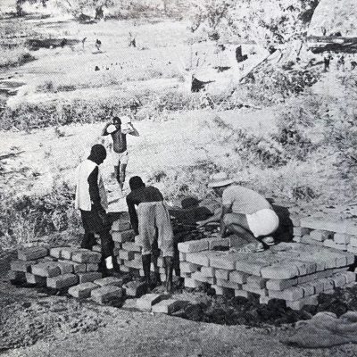 construction d'un four à briques en 1952